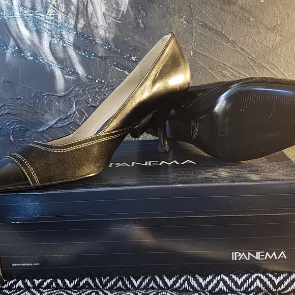 Women's Clothing - Picture 2 of 16